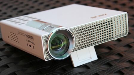 ASUS P3B: prenosný projektor s jasom 800 lumenov