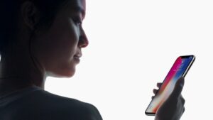 Dokáže vaša dvojička odomknúť iPhone X pomocou FaceID?