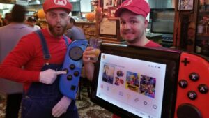Tento fanúšik videohier to na halloweena zobral tak vážne, že sa prezliekol za konzolu Nintendo Switch
