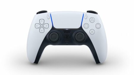 Toto je ovládač pre Playstation 5, DualSense. Tentokrát však naživo