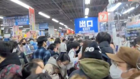 V Japonsku musela čakateľov na Playstation 5 konzoly rozohnať polícia