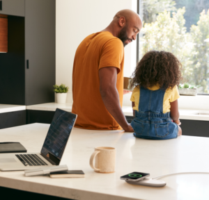 Belkin BoostCharge Pro 2-in-1 podporuje technológiu Qi2 a nabíja iPhone a AirPods a ďalšie zariadenia súčasne Belkin BoostCharge Pro 2-in-1 podporuje technológiu Qi2