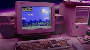 BioMenace Remastered prichádza s demoverziou, ktorú si už teraz môžete zahrať! Retro herný počítač s CRT monitorom zobrazujúcim klasickú 8-bitovú hru, obklopený starým audio vybavením a klávesnicou, vytvára nostalgickú atmosféru hrania starých videohier.