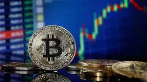 Krvavý kúpeľ na kryptotrhu: Cena Bitcoinu padla na úroveň z roku 2024, ťažiari v panike vypínajú stroje Bitcoin