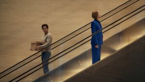 Sascha Baron Cohen a Rosamund Pike vo filme Ladies First