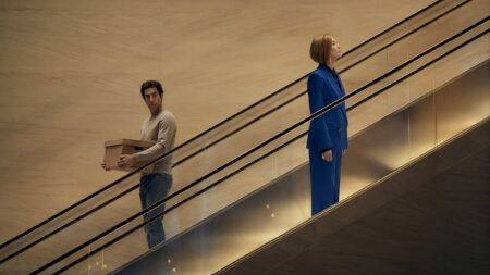 Sascha Baron Cohen a Rosamund Pike vo filme Ladies First