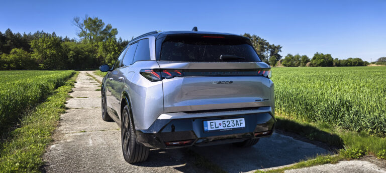 Peugeot e-5008 Dual Motor