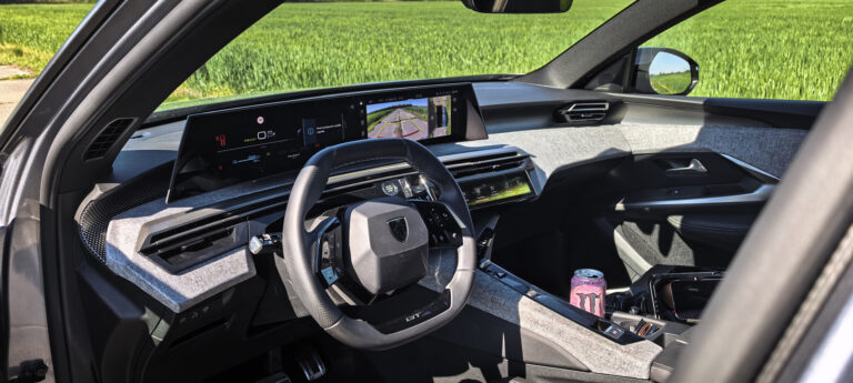 Peugeot e-5008 Dual Motor