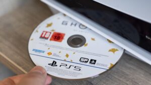 Vydavatelia tlieskajú, hráči zúria: Šéf Ubisoftu v konci diskov na PlayStation problém nevidí PlayStation disk