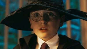 Pozrite sa na nové zábery! Seriálový Harry Potter ukázal metlobal, neviditeľný plášť aj Snapa Harry Potter